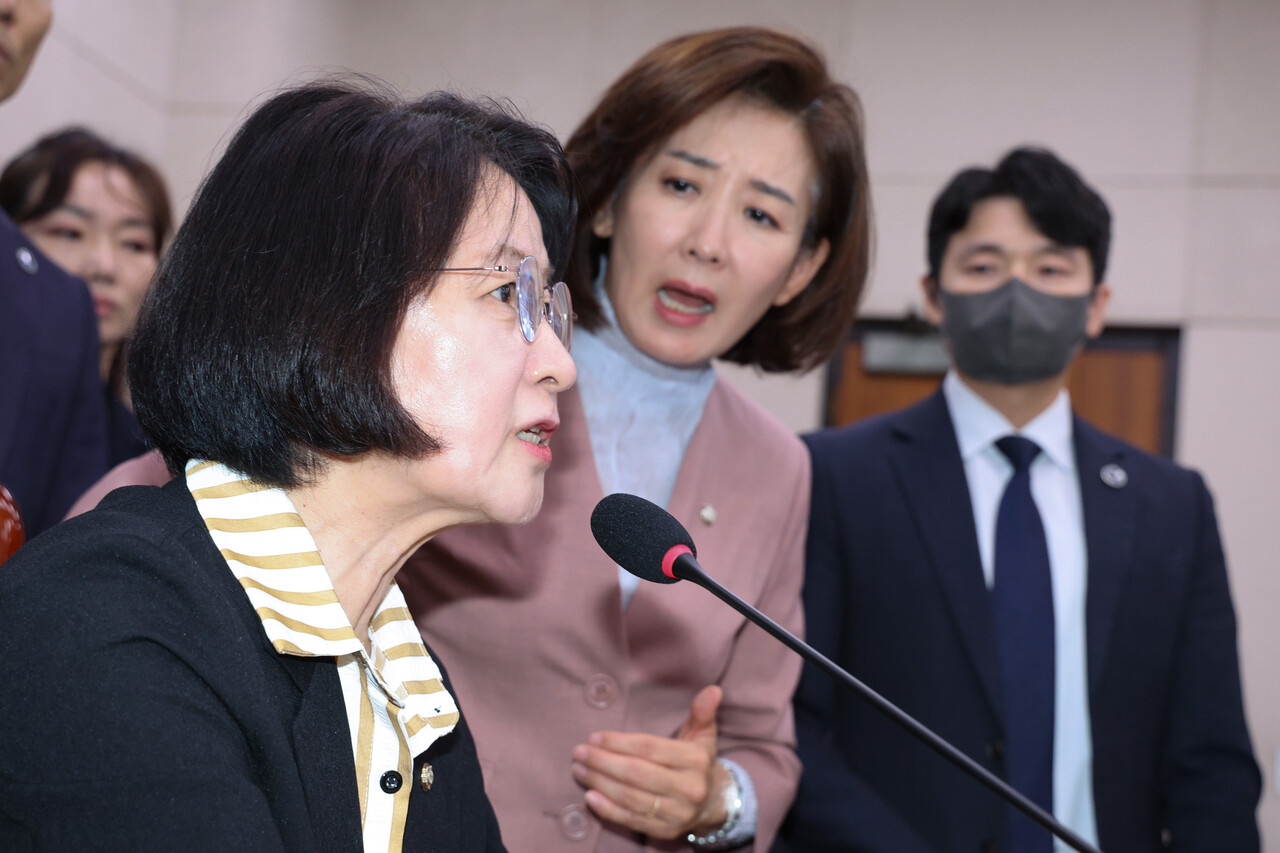 퇴장 명령을 내린 추미애를 향해 항의하고 있는 나경원. ⓒ뉴스1