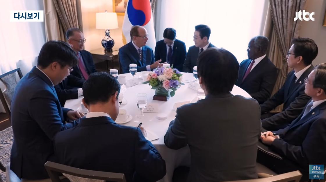 뉴욕의 한 호텔에서 이루어진 이재명 대통령과 래리 핑크 블랙록 회장의 만남. ⓒ유튜브 채널 ‘JTBC News’