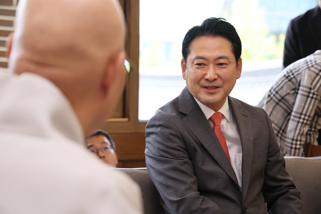 조계종 총무원장인 진우 스님 예방을 위해 조계사를 찾은 장동혁. ⓒ뉴스1