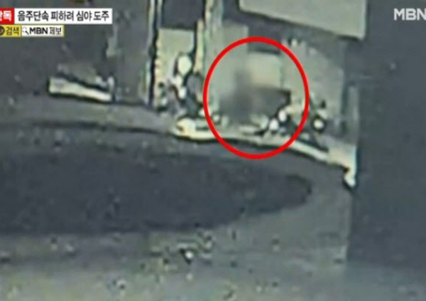 도주하는 유명 유튜버 A씨. ⓒMBN