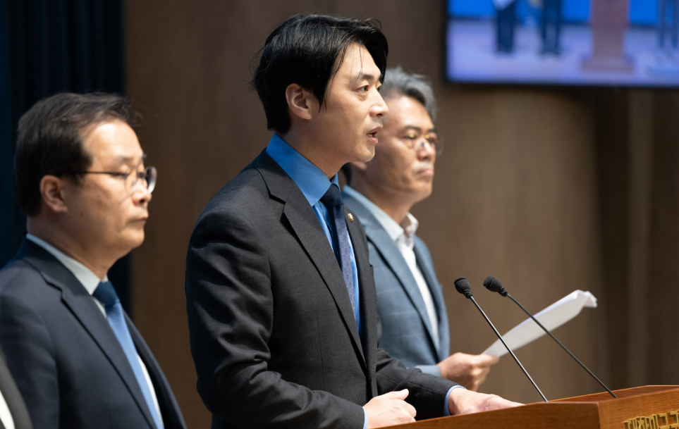 더불어민주당 정치검찰 조작기소대응 TF가 국회에서 현안 관련 기자회견 중이다. ⓒ뉴스1