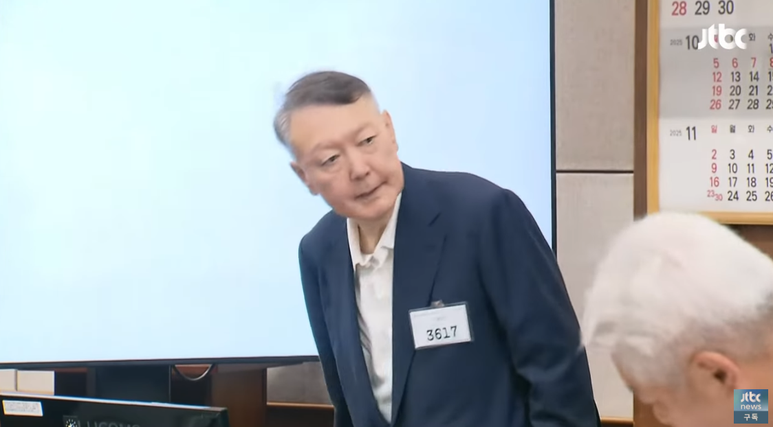 단독 차량이 아닌 호송버스를 타고 법원에 도착한 윤석열, 평소 착용하던 붉은색 넥타이도 없다. ⓒ유튜브 채널 ‘JTBC News’