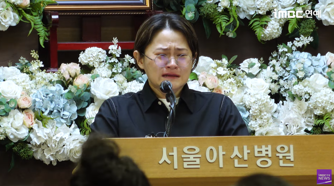 추도사를 읽던 중 끝내 오열하는 김신영. ⓒ유튜브 채널 ‘iMBC연예’