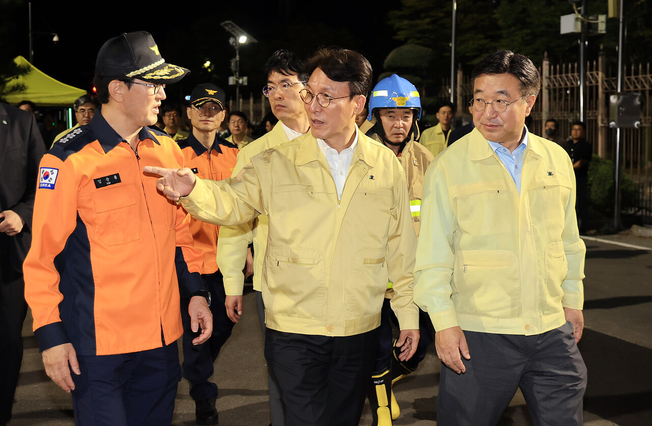 국정자원 화재 현장을 찾은 김민석 국무총리와 윤호중 행안부 장관. ⓒ뉴스1