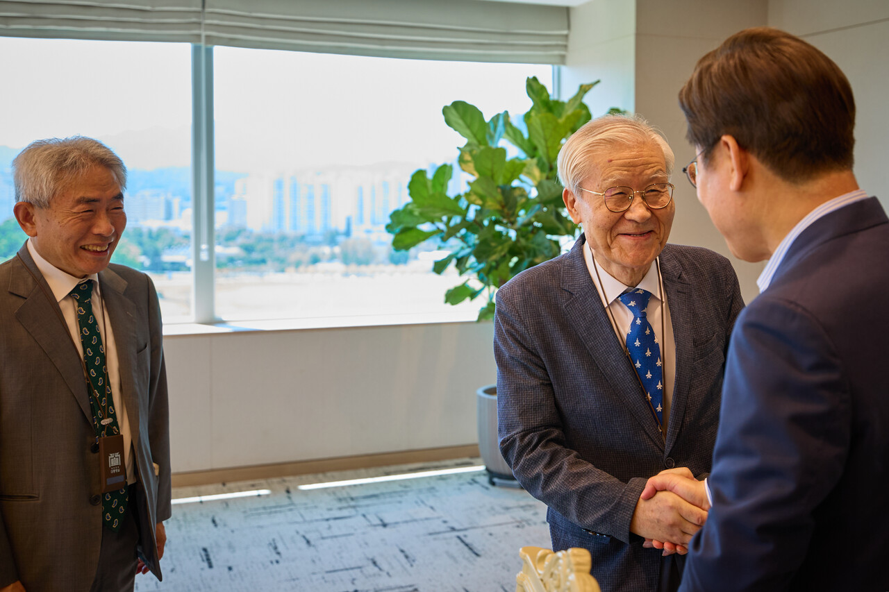 지난 7월 대통령실에 조갑제 대표와 정규재 전 주필을 초청해 의견을 청취한 이재명 대통령. ⓒ대통령실