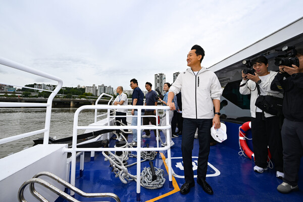 오세훈 서울시장이 한강버스를 시승하는 모습.&nbsp;ⓒ뉴스1&nbsp;