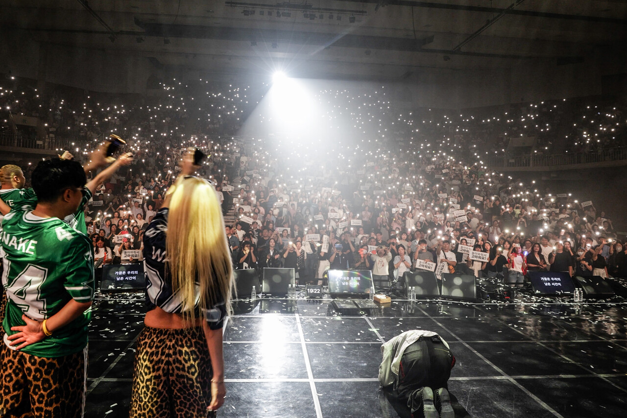 팬들에게 큰절을 올린 뒤 한동안 일어나지 못한 김건모. ⓒ뉴스1
