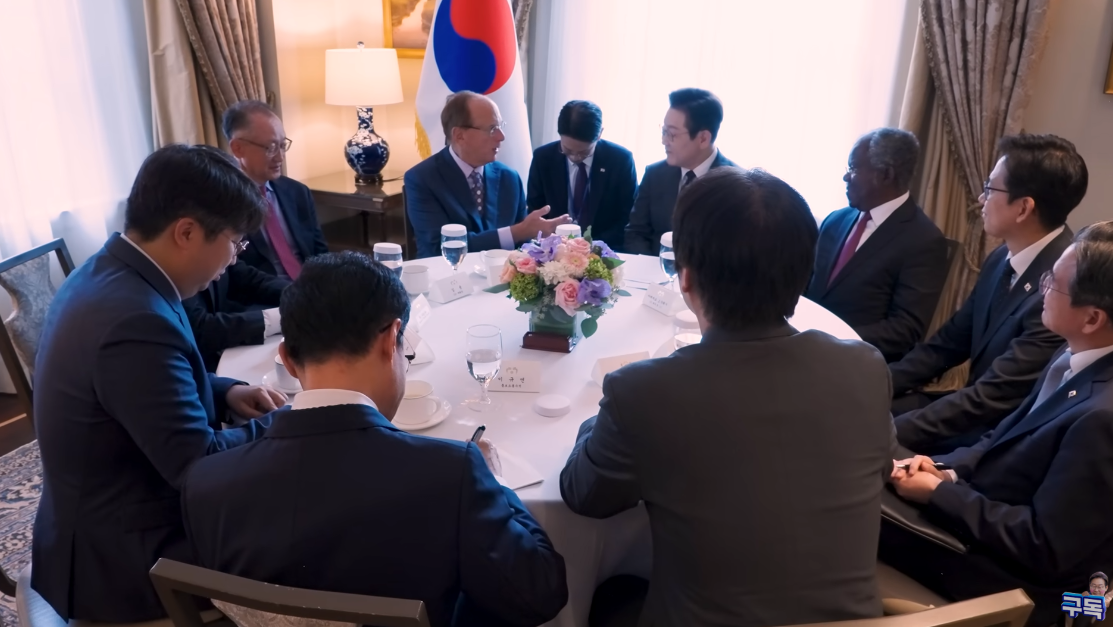 뉴욕에서 래리 핑크 회장을 만난 이재명 대통령. ⓒ유튜브 채널 ‘이재명’