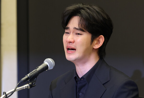 홀로.. 사생활 논란 이후 6개월 만에 전해진 김수현 근황: 본격적으로 복귀 각 재고 있나 싶어 말문이 막혔다