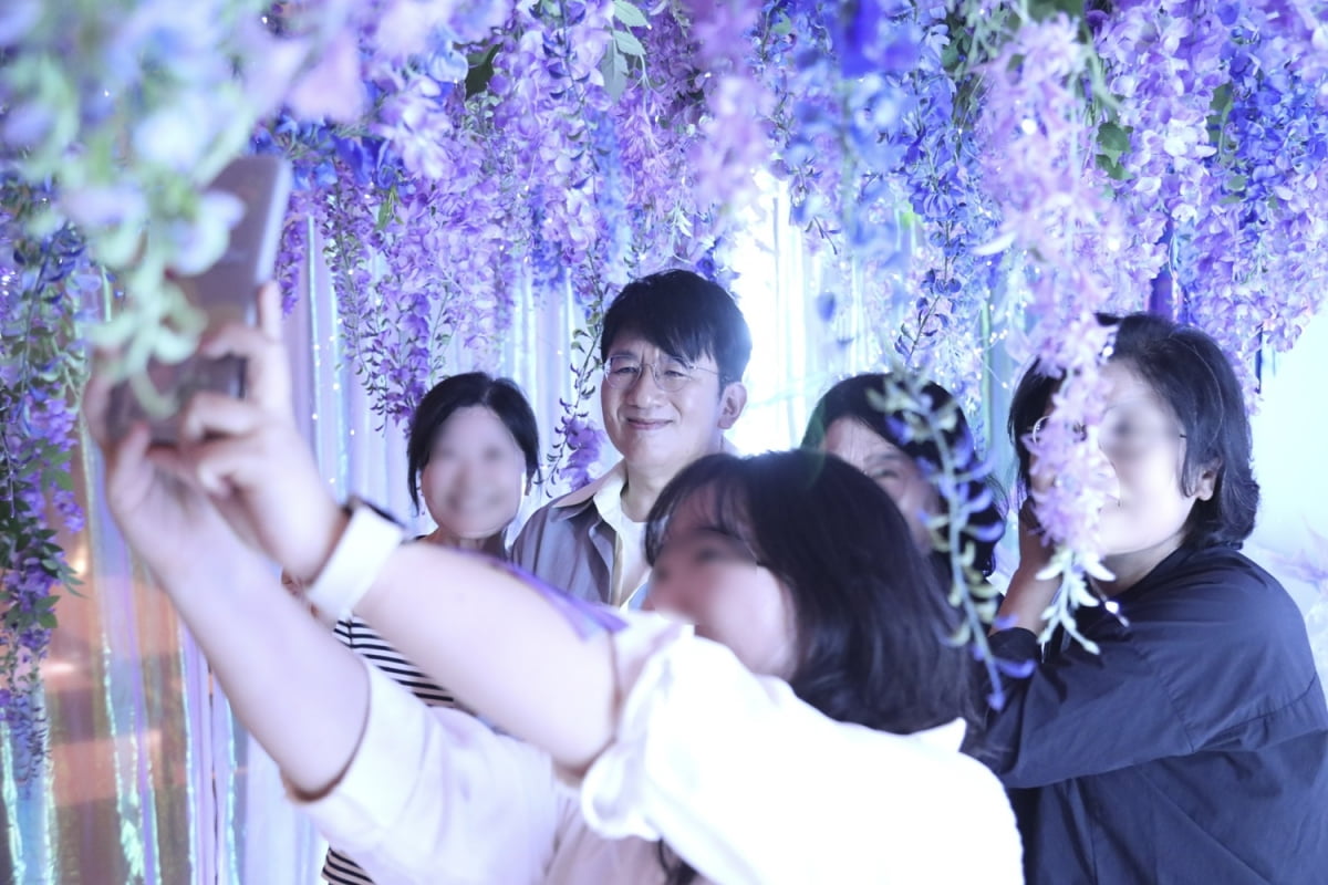 지난 주말, 하이브 사옥에 등장해 서울세계불꽃축제를 감상한 방시혁. ⓒ하이브