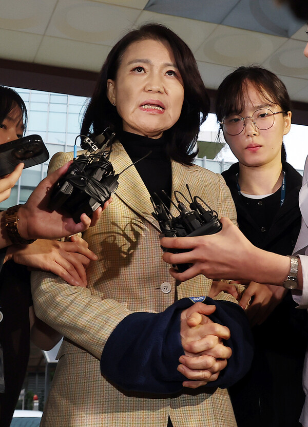 이진숙 전 방송통신위원장이 2일 오후 영등포경찰서로 압송되고 있다. ⓒ뉴스1
