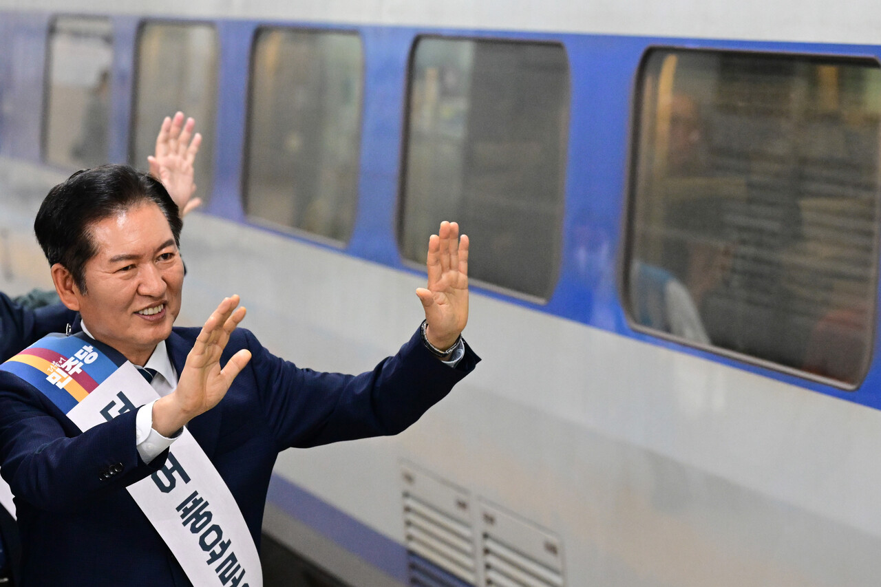 추석 귀성객들을 향해 손을 흔들고 있는&nbsp;정청래. ⓒ뉴스1