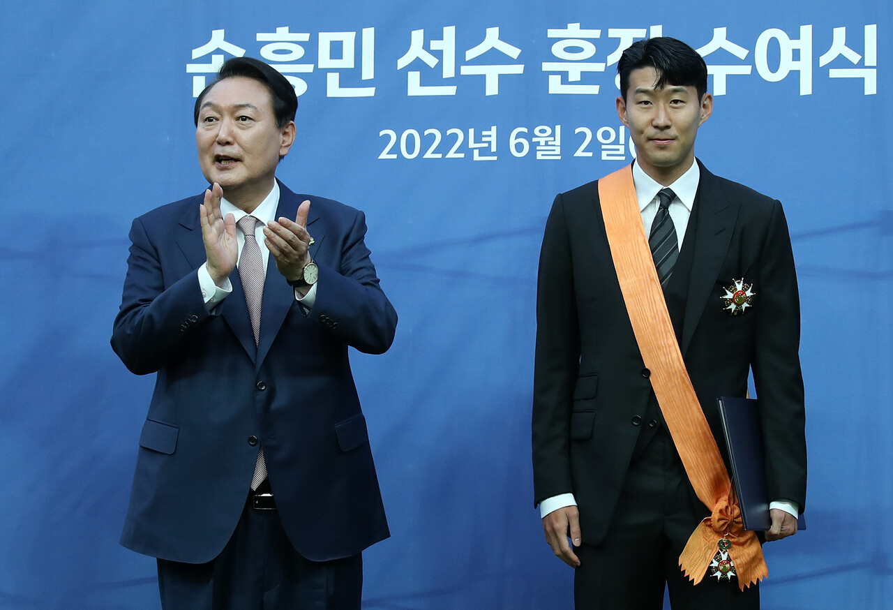 2022년 프리미어리그에서 아시아 선수 최초 득점왕을 달성한 손흥민에게 체육훈장 청룡장을 수여한 윤석열. ⓒ뉴스1