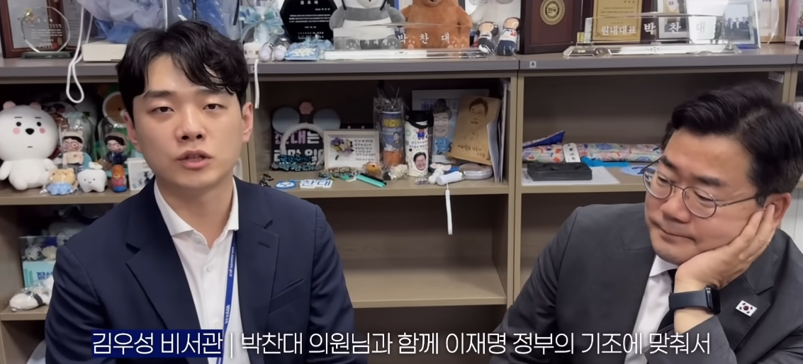 캄보디아 현지 쓰레기통에서 쏟아져 나온 외국인 여권들. ⓒ유튜브 채널 ‘박찬대’