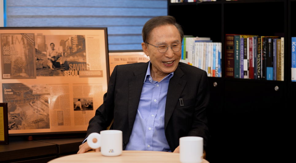 오세훈의 유튜브 채널에 출연한 이명박. ⓒ뉴스1