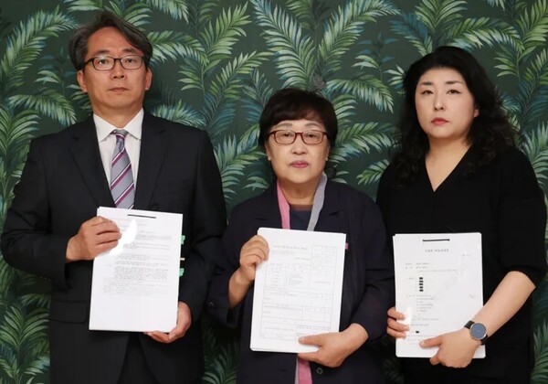 지난해 5월1일 고 윤 일병 유가족이 정보공개청구를 통해 받아낸 재판 기록과 조사 관련 문서를 들고 있다. 왼쪽부터 매형 김진모씨, 어머니 안미자씨, 큰누나 윤선영씨.&nbsp;ⓒ한겨레&nbsp;