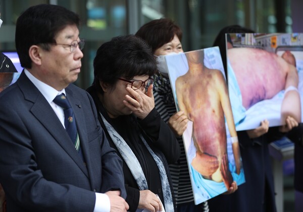 고 윤 일병의 어머니 안미자 씨가 2023년 6일 군인권보호관 진정 기자회견에서 발언 중 눈물을 닦고 있다.&nbsp;&nbsp;