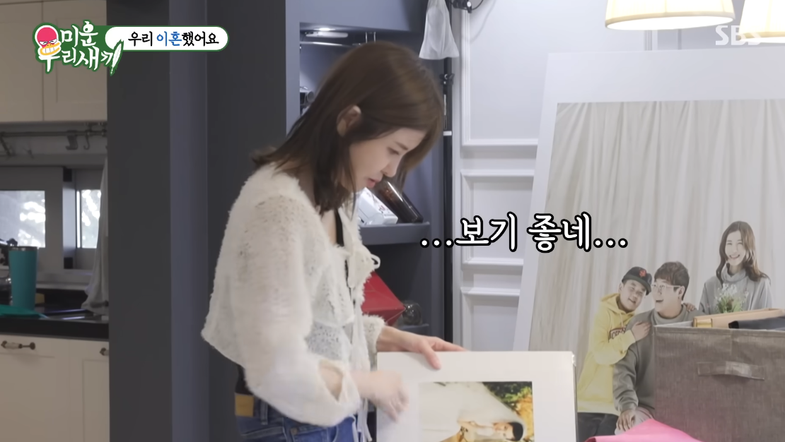 윤민수가 식사를 준비하는 동안 다시 결혼사진을 펼쳐 본 김민지. ⓒSBS ‘미운 우리 새끼’