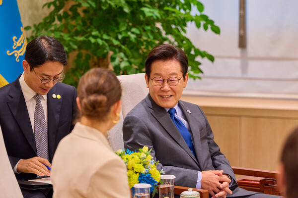 보고서 읽을 시간이 없다 이 대통령이 최근 참모들에게 단호하게 지시한 것: 웃어야 할지 울어야 할지(?) 모르겠다