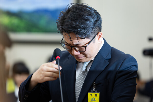 문지석 검사가 15일 서울 여의도 국회에서 열린 고용노동부에 대한 기후에너지환경고용노동위원회 국정감사에 참고인 신분으로 출석해 쿠팡풀필먼트서비스(CFS) 관련 질의에 답변 중 눈물을 흘리고 있다. ⓒ뉴스1&nbsp;