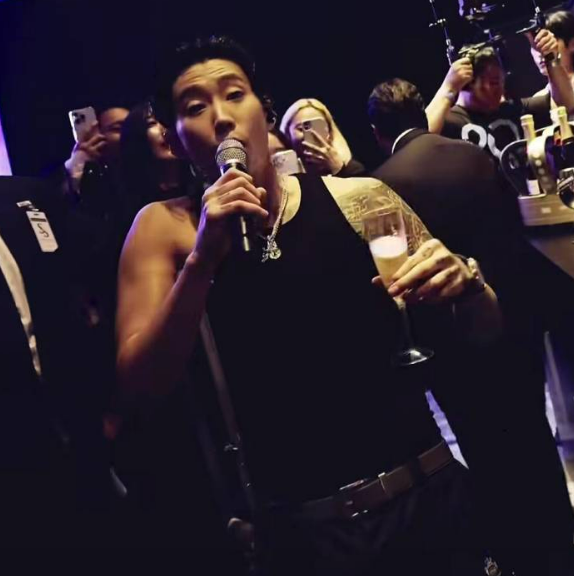 유방암 행사에서 '몸매'를 열창 중인 박재범. ⓒW코리아