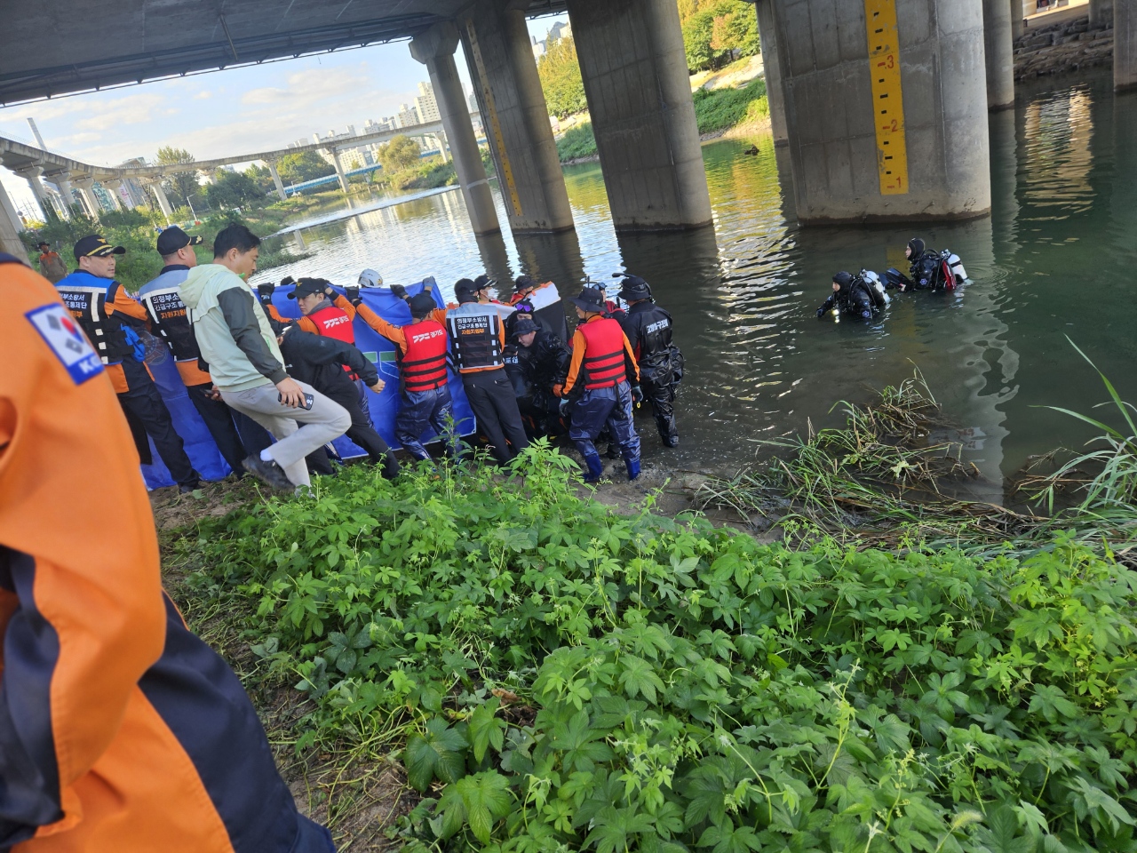중랑천에 빠진 중학생이 실종된 지점에서 200m가량 떨어진 곳에서 시신 1구가 발견됐다. ⓒ뉴스1
