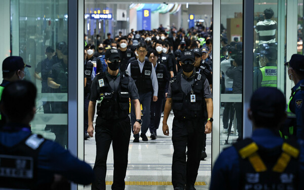 캄보디아에 구금된 한국인들이 18일 오전 인천국제공항 2터미널을 통해 송환되는 모습.&nbsp;ⓒ뉴스1&nbsp;