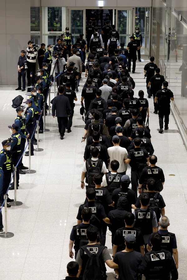 캄보디아에 구금된 한국인들이 18일 오전 인천국제공항 2터미널을 통해 송환되는 모습.&nbsp;ⓒ뉴스1&nbsp;