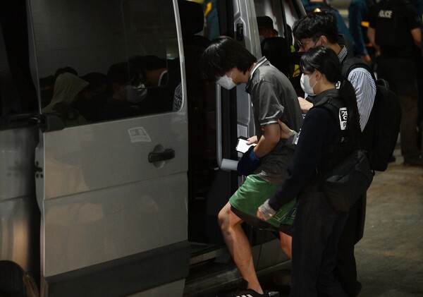 캄보디아에 구금된 한국인들이 18일 오전 인천국제공항 2터미널을 통해 송환되는 모습.&nbsp;ⓒ뉴스1&nbsp;