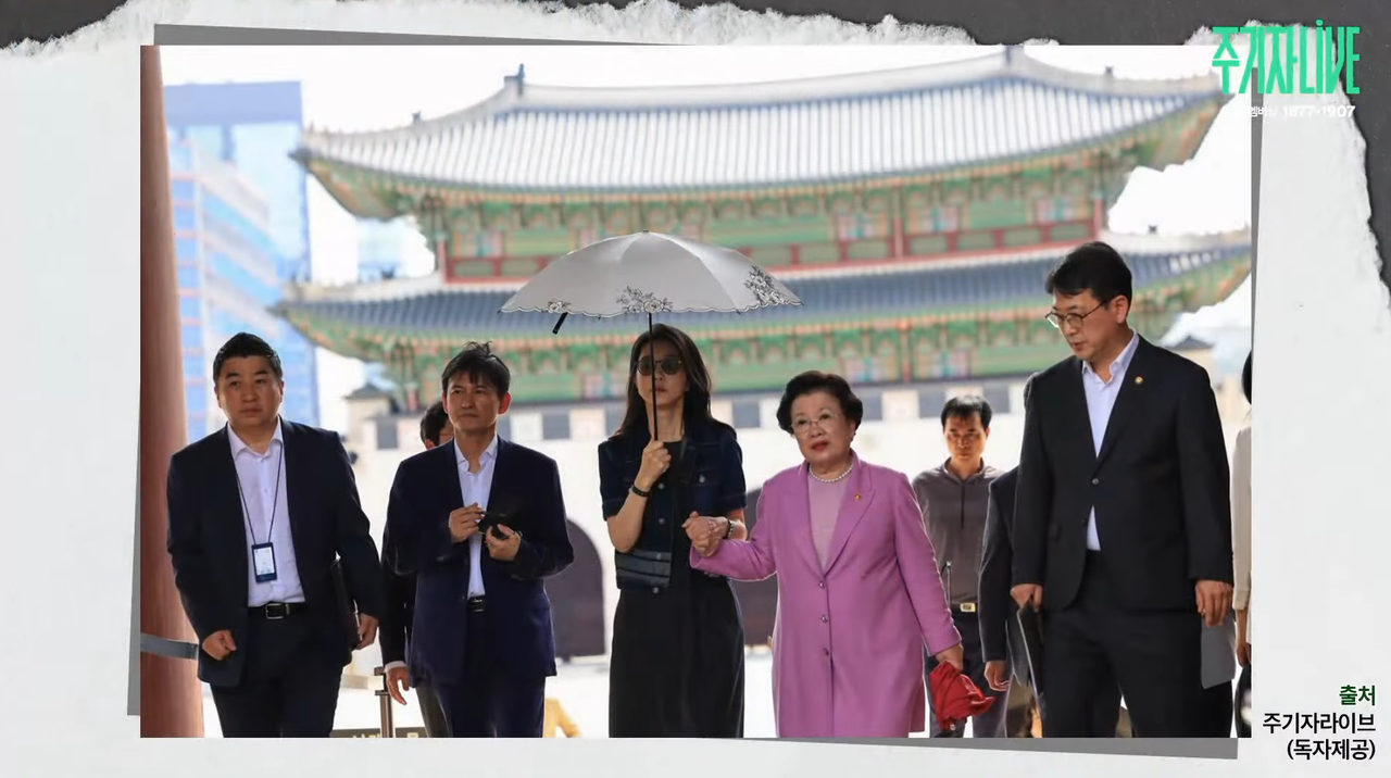 이배용의 손을 잡고 경복궁에 들어서고 있는 김건희. ⓒ유튜브 채널 ‘김어준의 겸손은힘들다 뉴스공장’