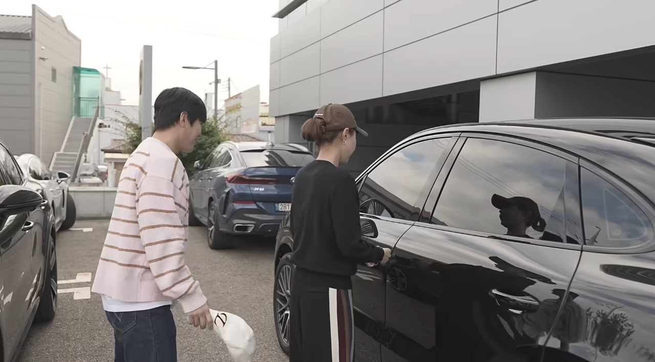 이전 차와 동일한 포르쉐 카이엔을 중고로 산 신지. ⓒ유튜브 채널 ‘어떠신지?!?’