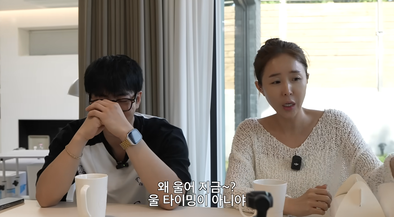 지난달 게재된 영상에서 눈물을 보인 문원. ⓒ유튜브 채널 ‘어떠신지?!?’