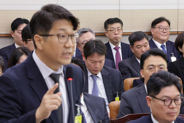 엄희준 광주고검 검사가 23일 서울 여의도 국회 법제사법위원회에서 열린 서울고등검찰청·서울중앙지방검찰청 등에 대한 국정감사에서 문지석 광주지검 부장검사의 발언을 듣고 있다.&nbsp;ⓒ뉴스1&nbsp;