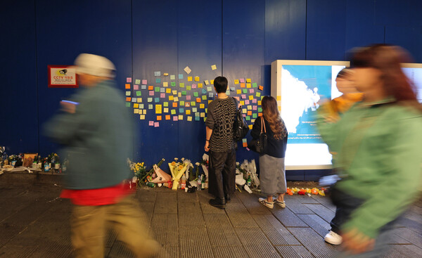 10월 31일 서울 용산구 이태원 해밀톤호텔 옆 이태원 참사 골목에서 시민들이 추모 메모글을 읽고 있다.&nbsp;ⓒ뉴스1&nbsp;