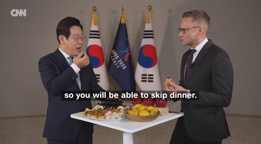 경주빵을 나눠 먹고 있는 이재명 대통령과 리플리 기자. ⓒCNN 홈페이지 영상 캡쳐