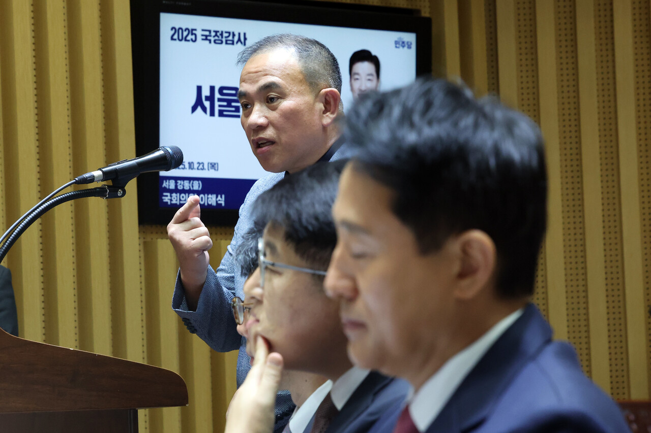 국정감사장에서 만난 명태균과 오세훈. ⓒ뉴스1