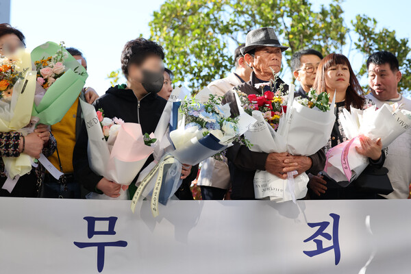 16년 만에 무죄를 선고받은 '청산가리 막걸리 살인 사건'의 부녀.&nbsp;ⓒ뉴스1