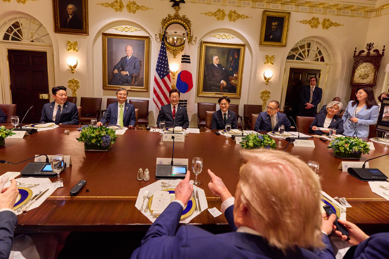 백악관을 온통 황금빛 인테리어로 꾸민 트럼프. ⓒ이재명 인스타그램