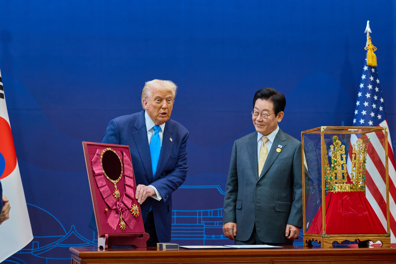 각국 정상들을 위한 ‘맞춤형’ 선물을 준비한 이재명 대통령, 트럼프는 무궁화대훈장과 신라 금관 모형을 받았다. ⓒ대통령실