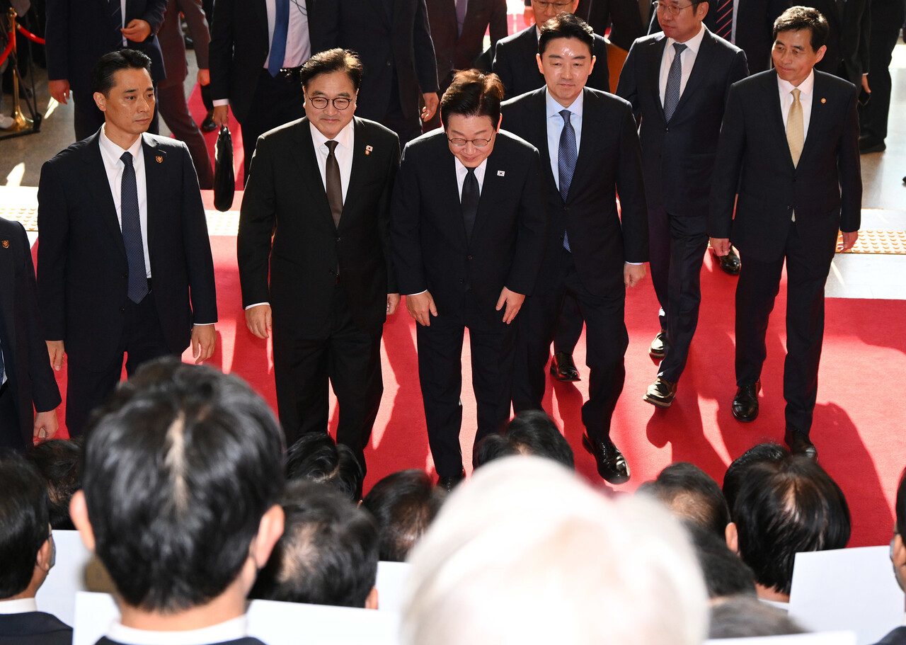 “침묵시위 하겠다”던 국민의힘, 이재명 대통령 도착하자마자…시정연설 전 펼쳐진 역대급 장면에 그저 얼이 빠진다