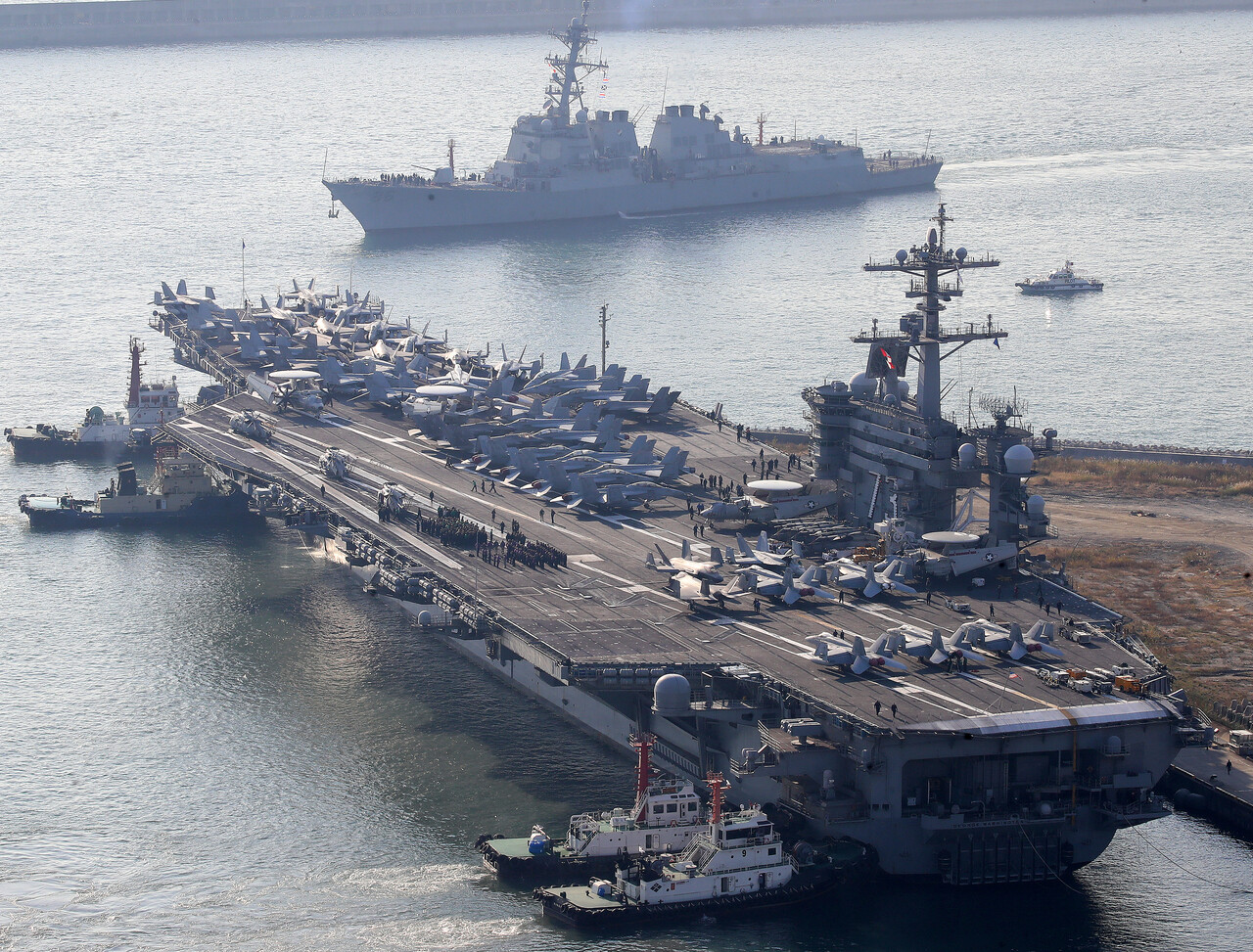 APEC도 끝났는데 부산에 돌연 ‘미국 항공모함’이? “이거 혹시…” 입항한 진짜 이유가 공개됐고, 제대로 시선 강탈이다