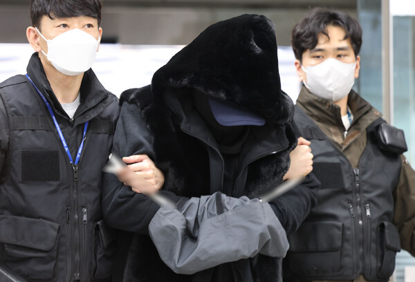 도로교통법상 음주운전과 특정범죄가중처벌법상 위험운전치사상 혐의를 받는 서 모씨가 5일 서울 서초구 서울중앙지방법원에서 열린 구속 전 피의자 심문에 출석하고 있다.&nbsp;ⓒ뉴스1&nbsp;