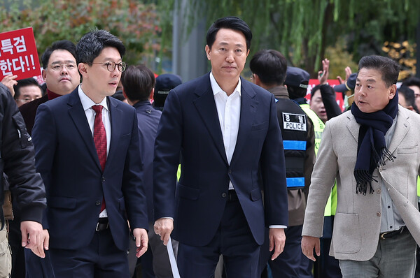 정치자금법 위반 혐의를 받는 오세훈 서울시장이 8일 서울 종로구 KT광화문빌딩에 마련된 김건희 특검(특별검사 민중기) 사무실에 피의자 조사를 받기 위해 출석하고 있다.&nbsp;ⓒ뉴스1&nbsp;