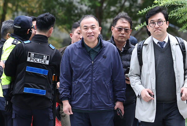 '정치 브로커' 명태균 씨가 8일 서울 종로구 KT광화문빌딩에 마련된 김건희 특검(특별검사 민중기) 사무실에 오세훈 서울시장과의 대질 조사를 위해 참고인 신분으로 출석하고 있다.&nbsp;ⓒ뉴스1&nbsp;