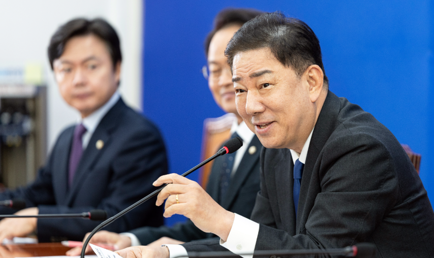 9일 국회에서 기자간담회를 연 김병기 민주당 원내대표. ⓒ뉴스1