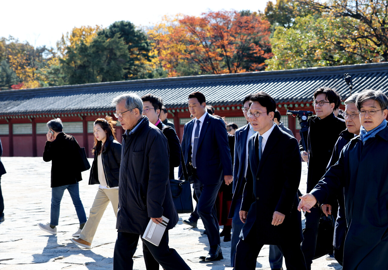 종묘를 찾아 둘러보고 서울시의 재개발 계획에 따른 영향 및 대책 등을 점검한 김민석 총리. ⓒ뉴스1