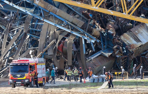 11일 울산화력발전소 보일러 타워 5호기 붕괴 사고 현장에서 4·6호기의 발파 해체가 끝난 뒤 중수본 관계자 등이 현장을 살피는 모습. ⓒ뉴스1