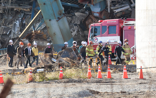 11일 울산화력발전소 보일러 타워 5호기 붕괴 사고 현장에서 4·6호기의 발파 해체가 끝난 뒤 중수본 관계자 등이 현장을 살피는 모습. ⓒ뉴스1