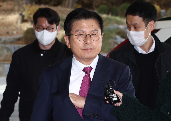 12일 서울 용산구 이태원 동 자택에서 내란특검팀에 의해 체포된 황교안 전 국무총리.&nbsp;ⓒ뉴스1&nbsp;