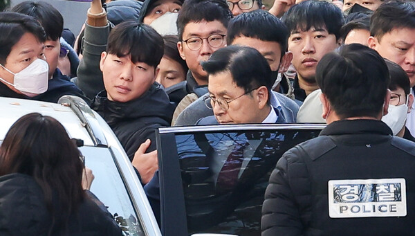 12일 서울 용산구 이태원 동 자택에서 내란특검팀에 의해 체포된 황교안 전 국무총리.&nbsp;ⓒ뉴스1&nbsp;